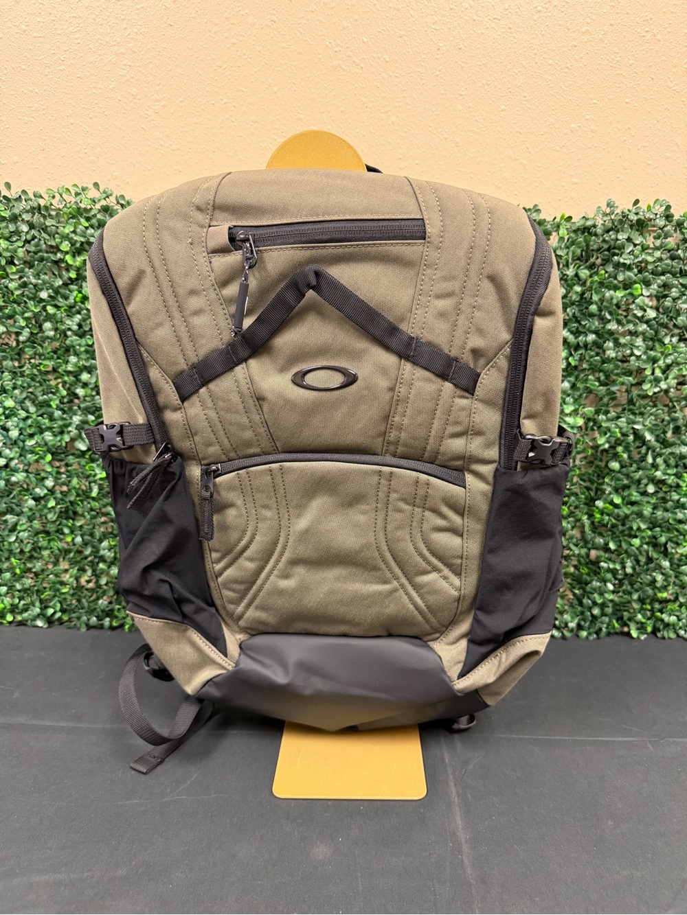 Oakley Enduro 25L Backpack With Laptop Sleeve